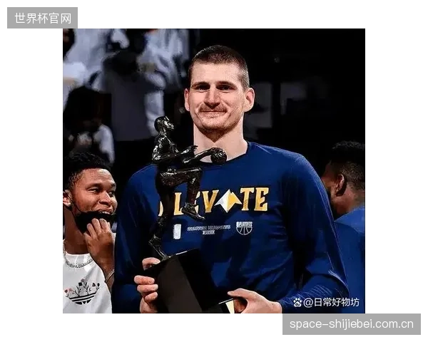 约基奇再次打出历史级进攻效率,但未能连续三年获得MVP。 约基奇再次打出历史级进攻效率,但未能连续三年获得MVP。